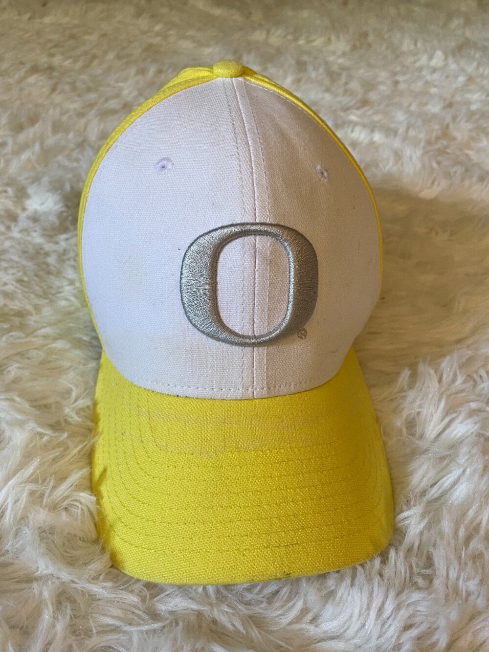 Nike Dri-Fit Oregon Ducks U of O  White and Yellow Baseball Cap w/ O Logo